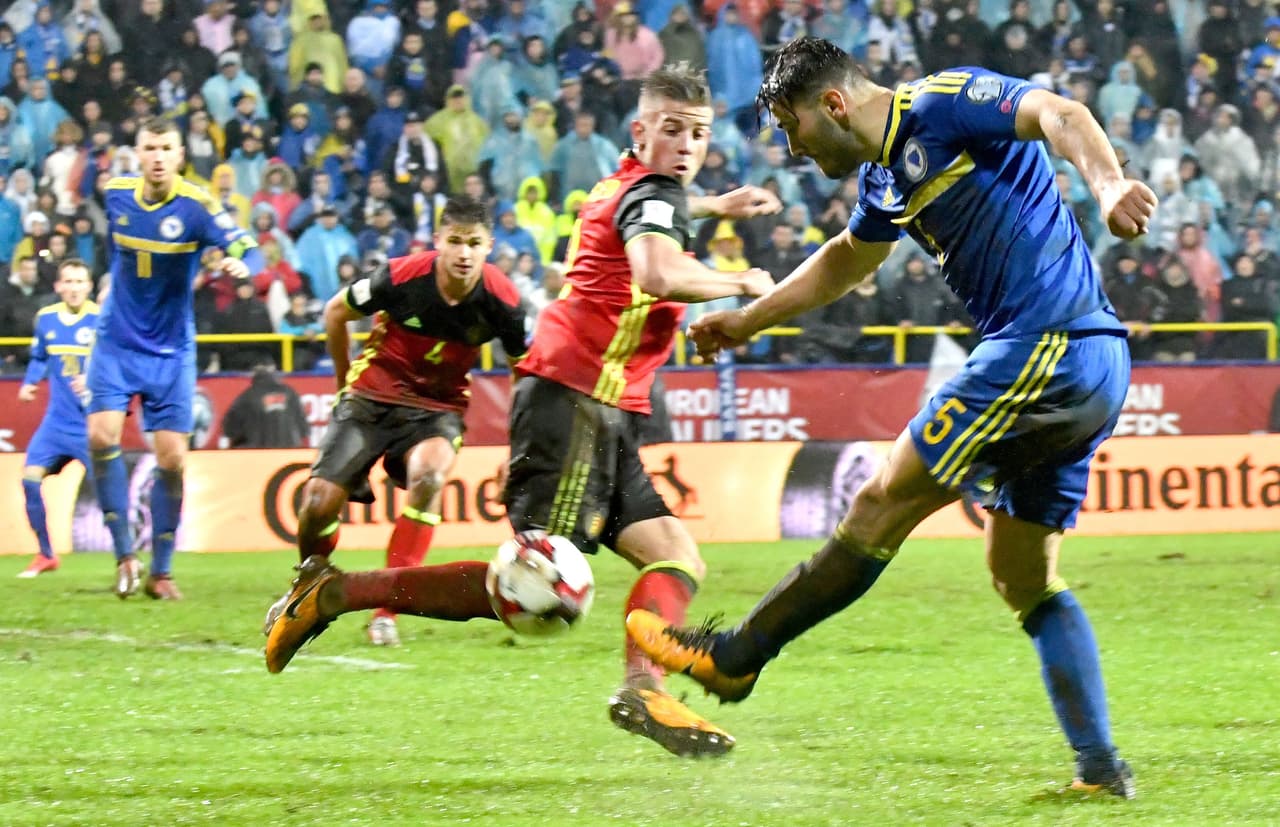 Bosnia tendrá que ganar en la última fecha, esperar a que no gane Grecia contra Gibraltar y que en el grupo F el segundo no supere los 17 puntos y tener mejor diferencia de gol.