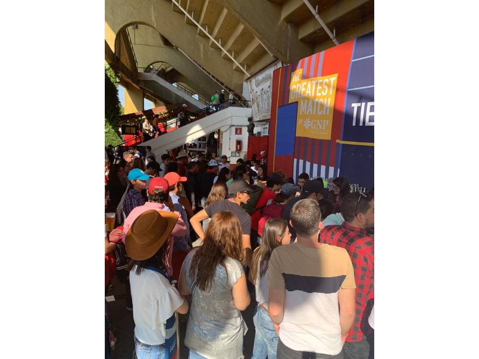 Hay de todo y para todos en las inmediaciones de la Monumental: chistorra, paella, juegos, souvenirs... ¡el ambiente es insuperable!