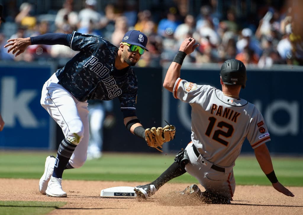 Pero los Padres respondieron en el cierre del uinto episodio, cuando Eric Hosemer pegó sencillo al derecho para empujar a Franchy Cordero para igualar 1-1 la pizarra.