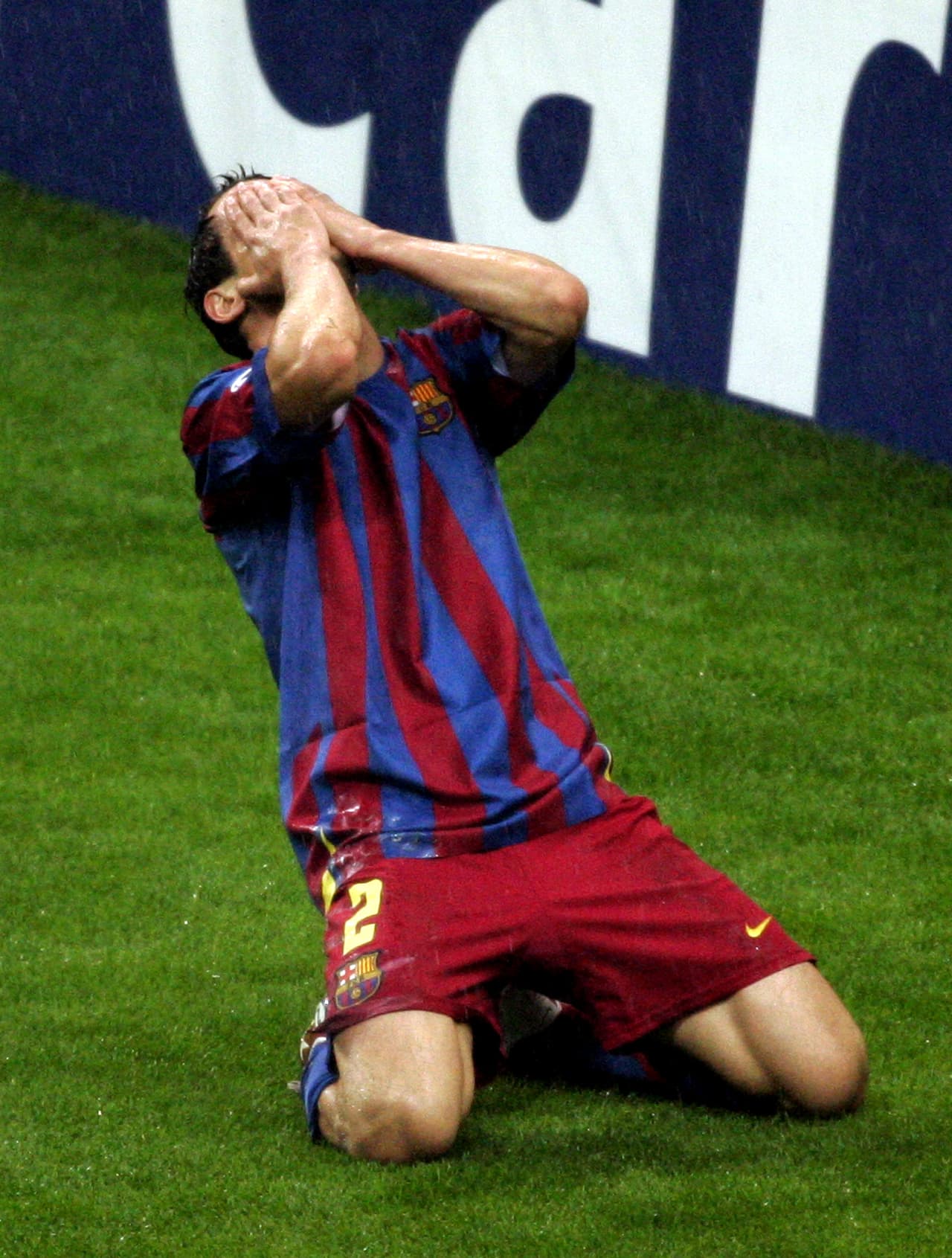 De allí dio el salto al Barcelona donde estuvo hasta el 2007 donde ganó dos Ligas, dos Supercopas de España y una Champions League, en la que marcó el gol decisivo.
