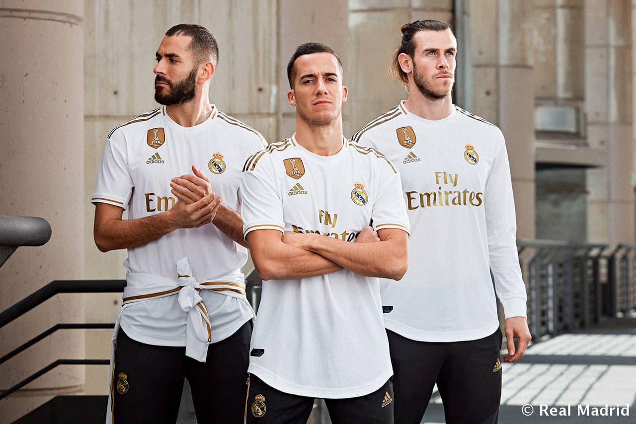Ya es oficial: el Real Madrid vuelve a combinar su blanco tradicional con los detalles dorados como aquella playera de la temporada 2011/12. Este jersey, muy sencillo, fue presentado por los jugadores del primer equipo en las redes sociales del club.