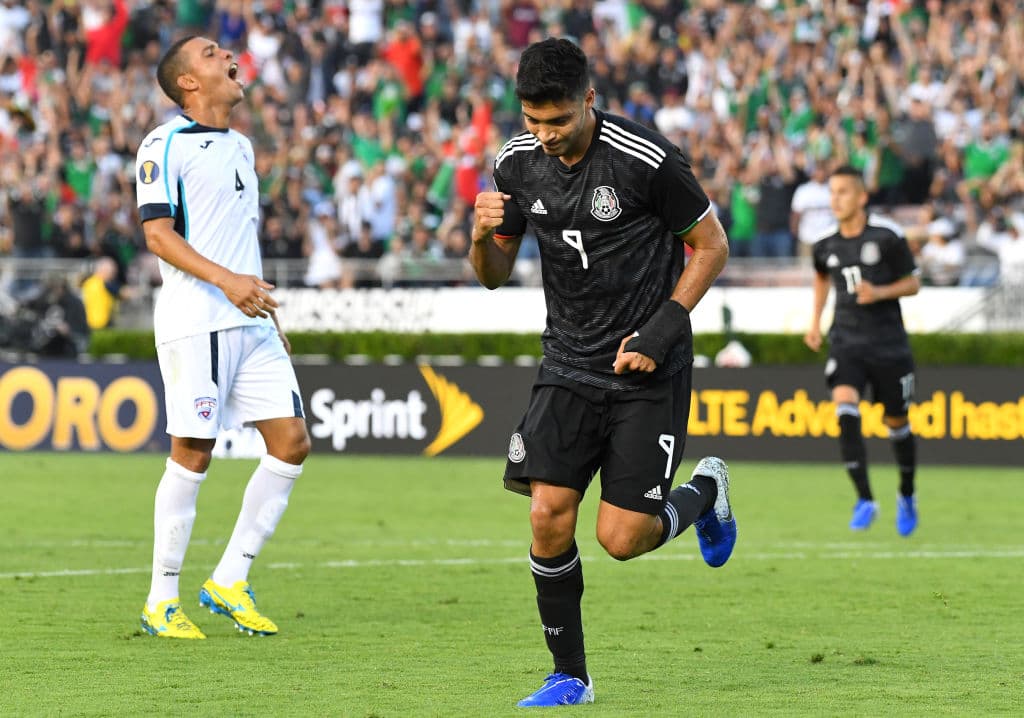 Los deportes que mayores bajas presentan son ateltismo, voleibol y, efectivamente, el béisbol. La primera deserción de la que se tenga nota es de 1991, cuando el lanzador René Arocha dejó la isla para cumplir su sueño de jugar en el béisbol de las Grandes Ligas, con los St. Louis Cardinals.