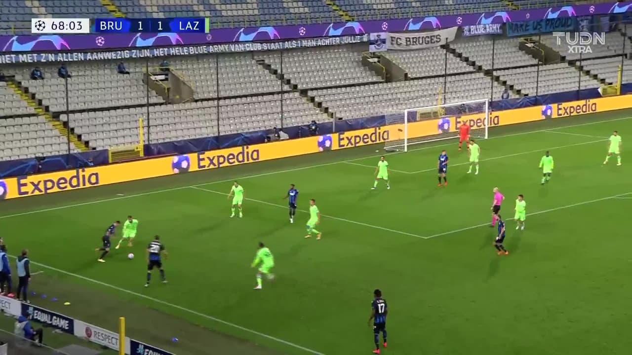 Tarjeta amarilla. El árbitro amonesta a Dennis Bonaventure de Club Brugge