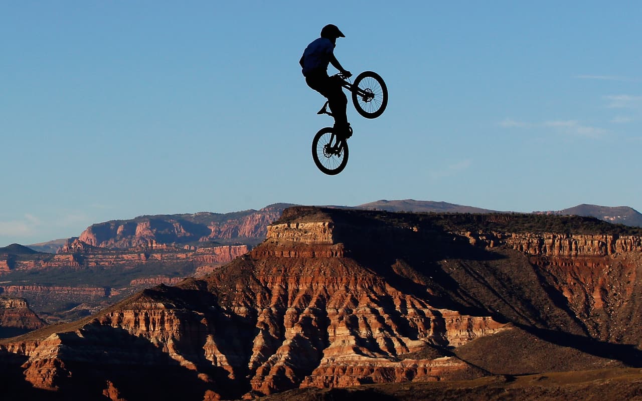 No te pierdas las espectaculares imágenes del Red Bull Rampage 2015 para disfrutar las piruetas del rider canadiense Graham Agassiz y muchos más.