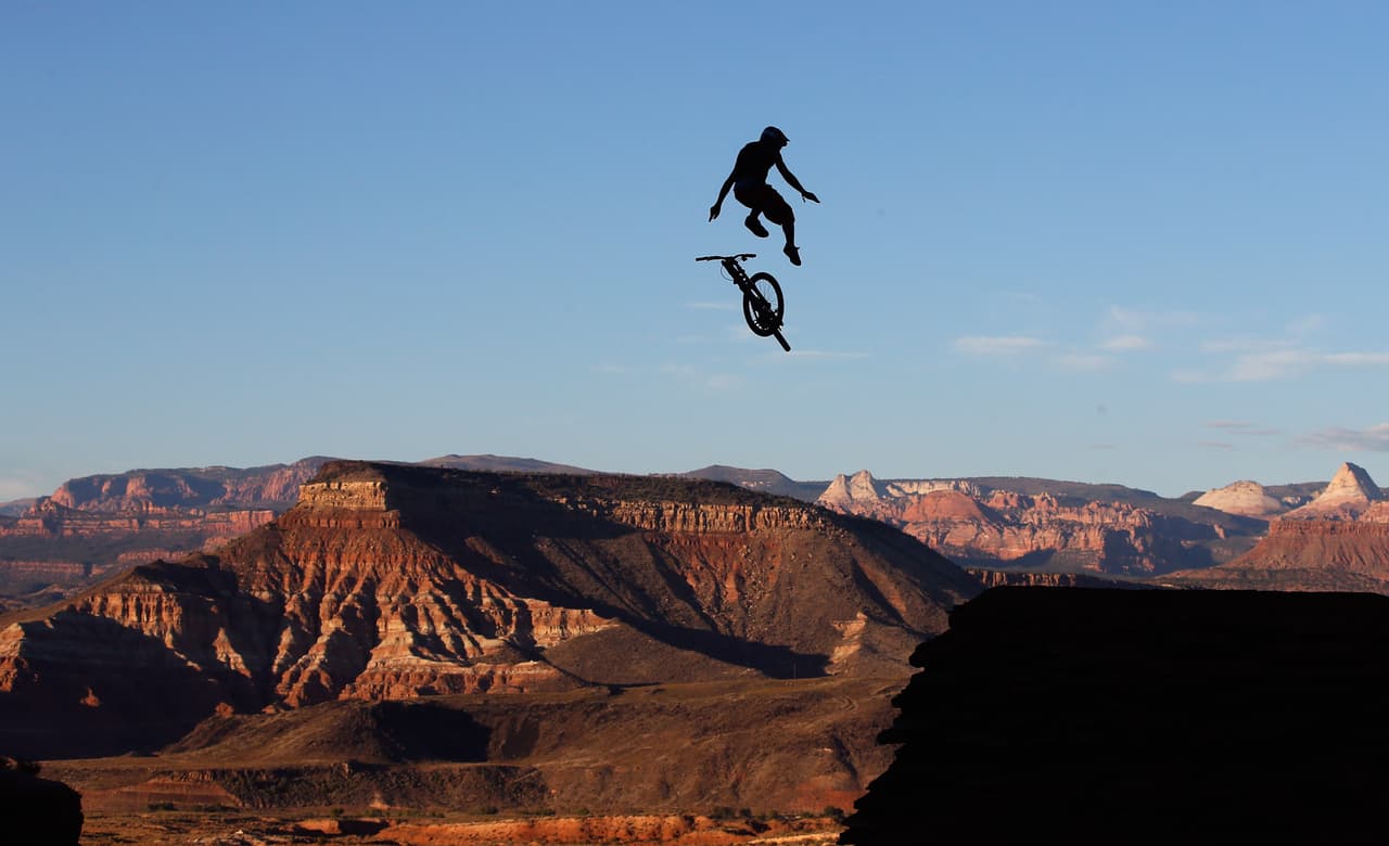 No te pierdas las espectaculares imágenes del Red Bull Rampage 2015 para disfrutar las piruetas del rider canadiense Graham Agassiz y muchos más.