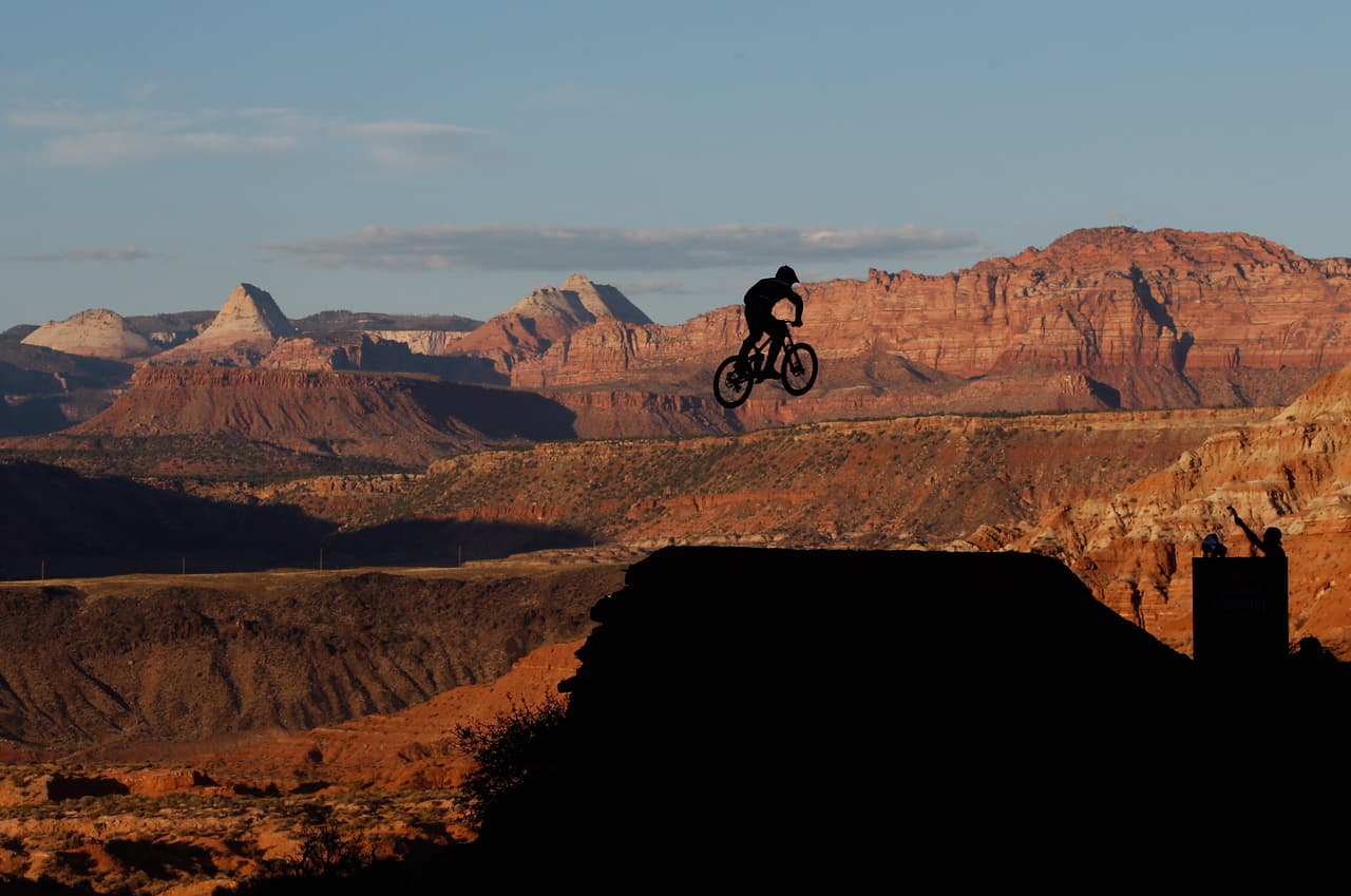 No te pierdas las espectaculares imágenes del Red Bull Rampage 2015 para disfrutar las piruetas del rider canadiense Graham Agassiz y muchos más.