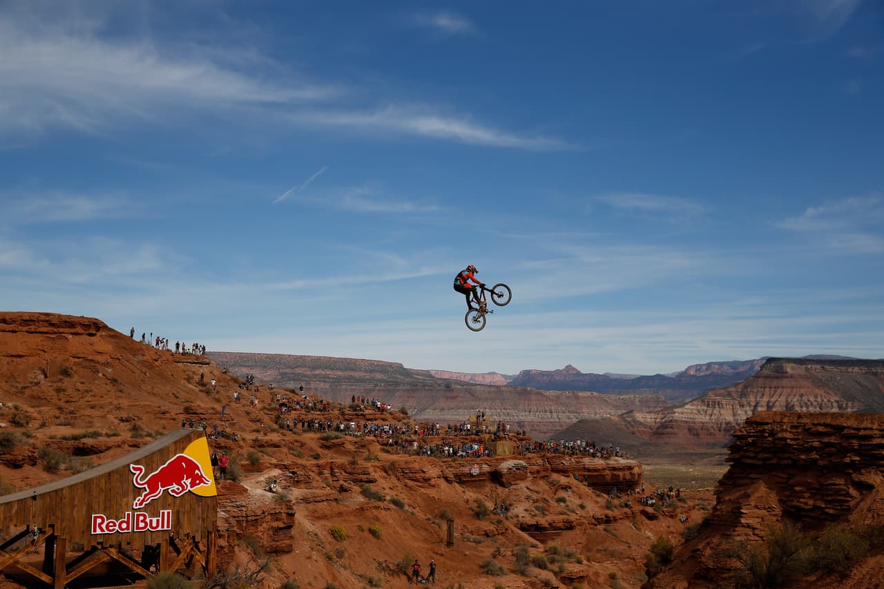 No te pierdas las espectaculares imágenes del Red Bull Rampage 2015 para disfrutar las piruetas del rider canadiense Graham Agassiz y muchos más.