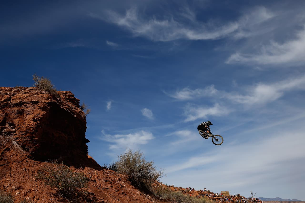 No te pierdas las espectaculares imágenes del Red Bull Rampage 2015 para disfrutar las piruetas del rider canadiense Graham Agassiz y muchos más.