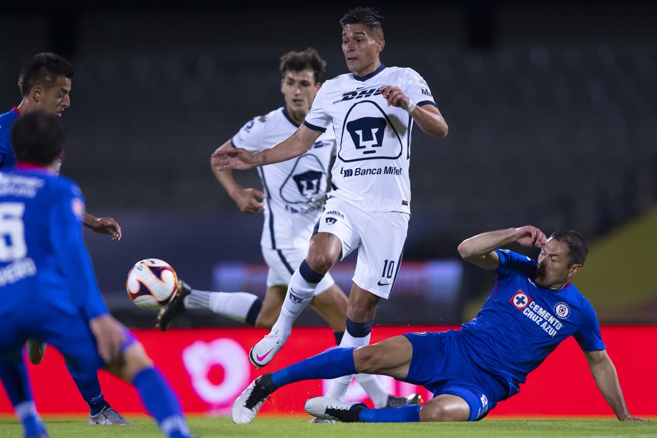 Con gol de Jonathan Rodríguez desde los once pasos, Cruz Azul sale victorioso en su visita a los Pumas 0-1. Cruz Azul retoma el liderato y los Pumas continúan hundidos entre los últimos puestos del torneo.