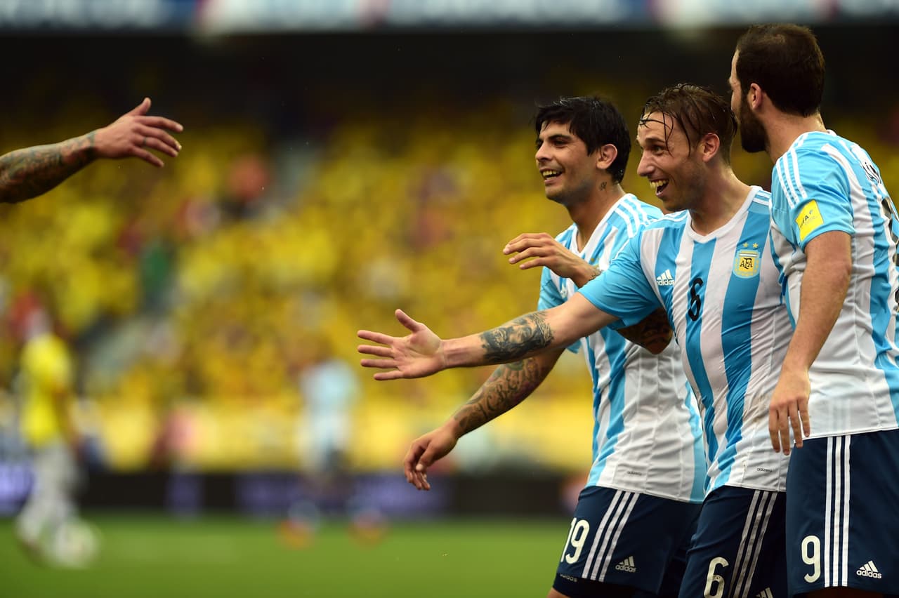 El uniforme de Argentina es de colores azul y blanco y también se le conoce como La albiceleste y La celeste y blanca.