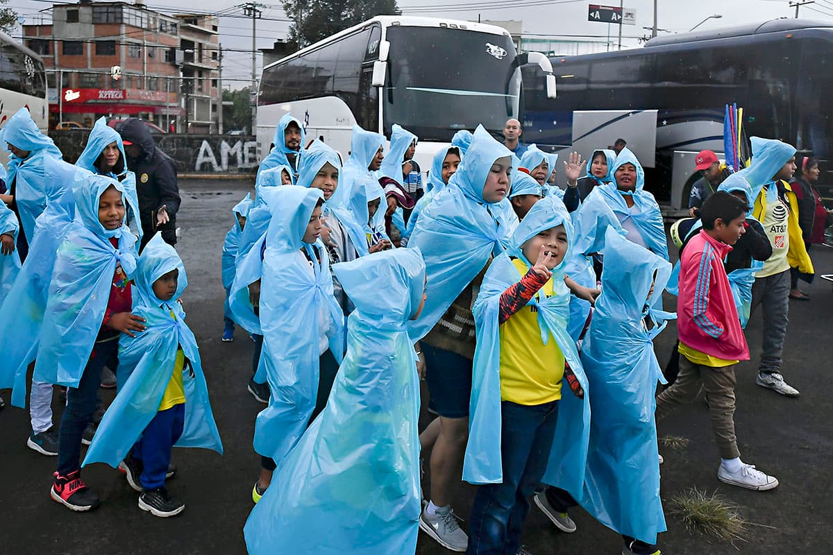 Los plásticos estuvieron a la orden del día por la lluvia en las afueras del estadio.