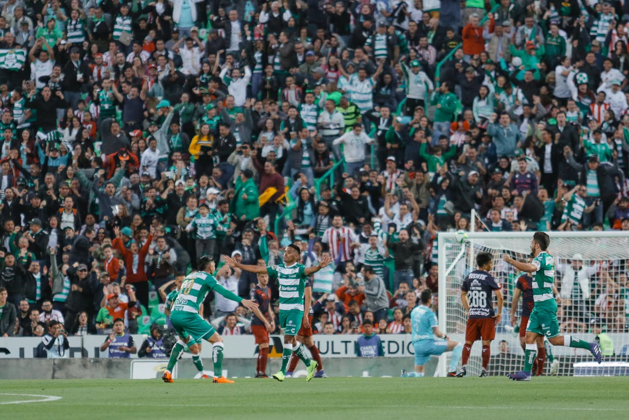 Sin embargo, no contaron con un golazo de José 'Gallito' Vázquez quien desde afuera del área pateó a puerta y marcó un gran tanto para abrir la cuenta y a la postre única anotación del cotejo.