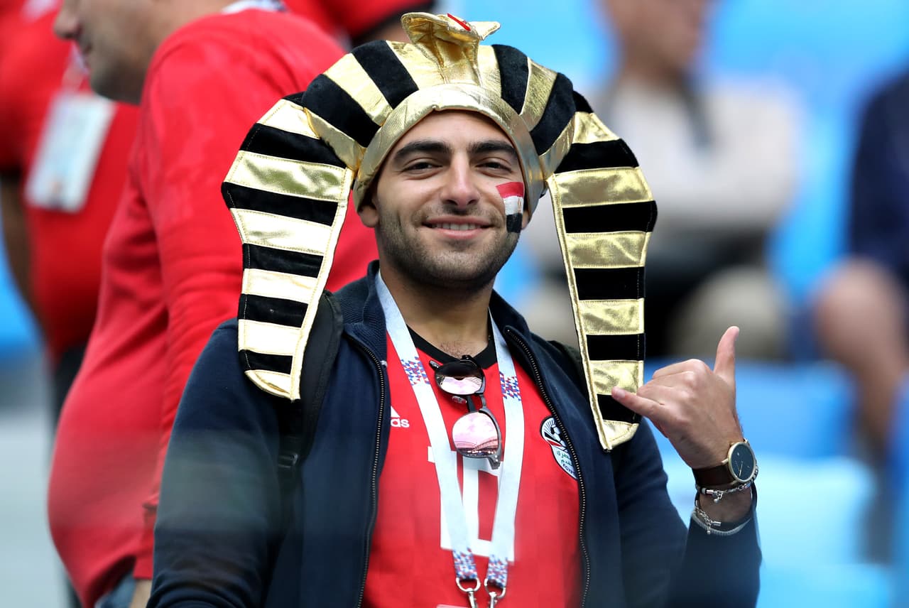 El respeto mutuo, el colorido y la alegría son parte de la fiesta de los fanáticos de Rusia y Egipto en el segundo partido de ambos en el grupo A del Mundial de Rusia 2018 en San Petersburgo.