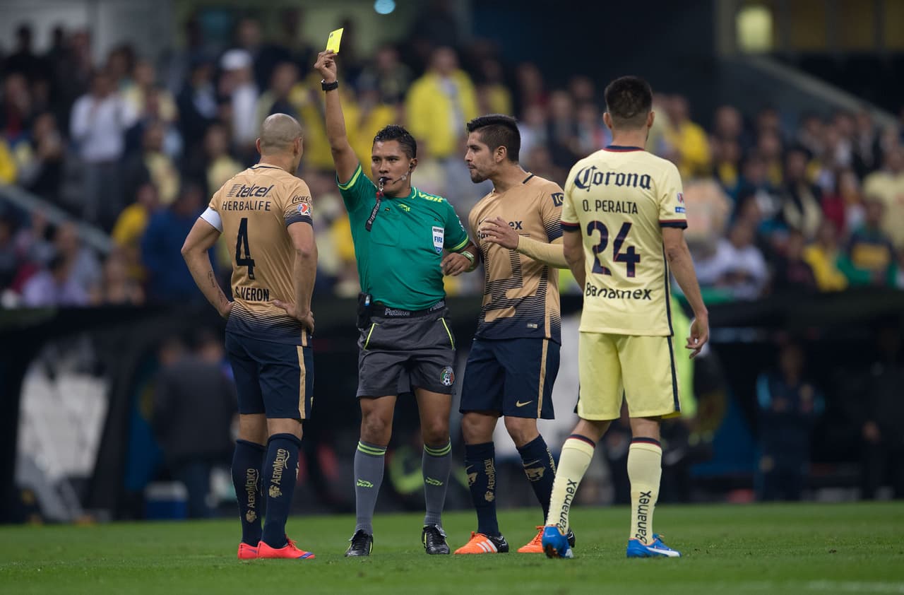 ¿Recuerdas este Clásico entre América y Pumas? 3 de diciembre de 2015, Semifinal de Ida en el Estadio Azteca. América era favorito, pero aquella noche el Estadio Azteca se vestiría de auriazul. Ignacio Ambriz en el banquillo azulcrema y Guillermo Vázquez en el banquillo univesitario.