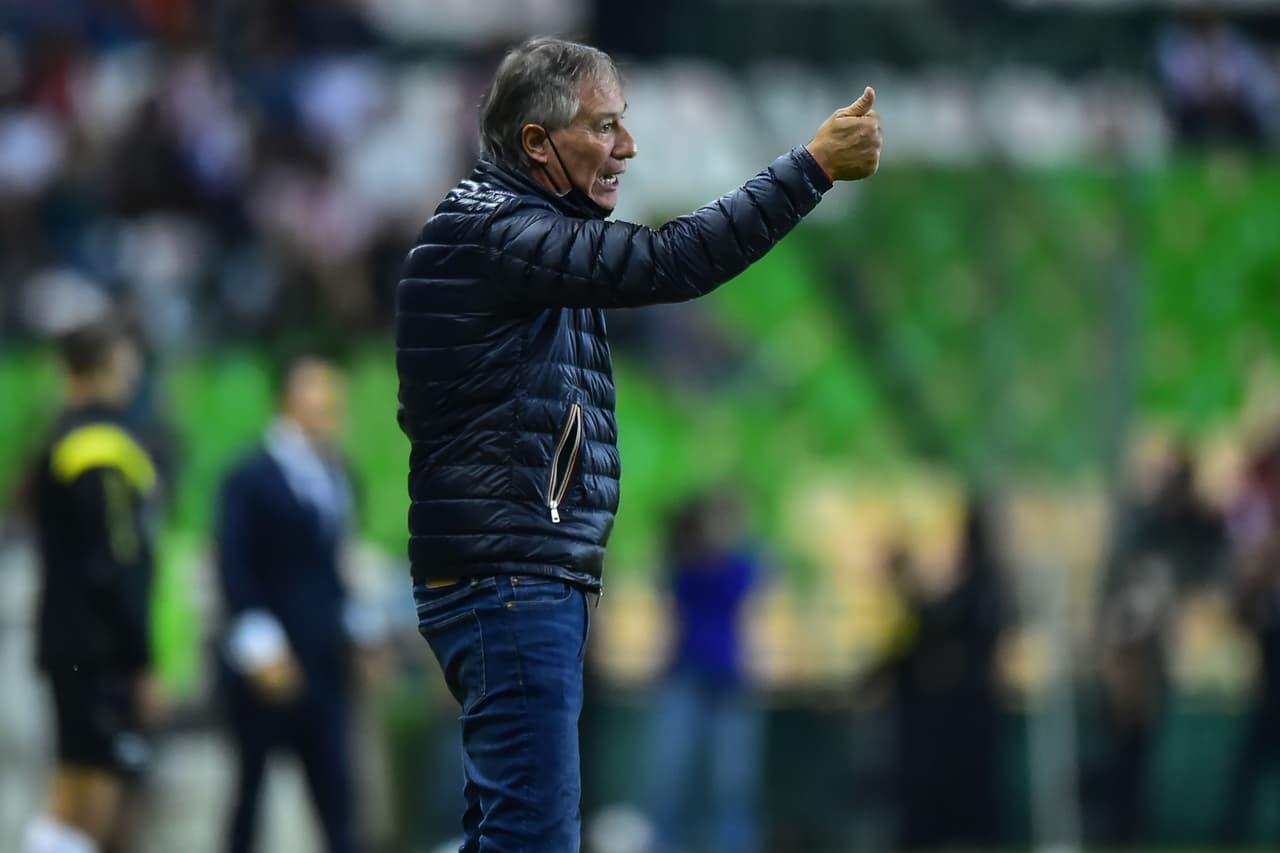 Ariel Holan festejó con calma el gol del chileno.