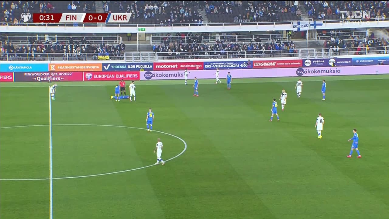 Arranca el partido y la pelota está en juego.