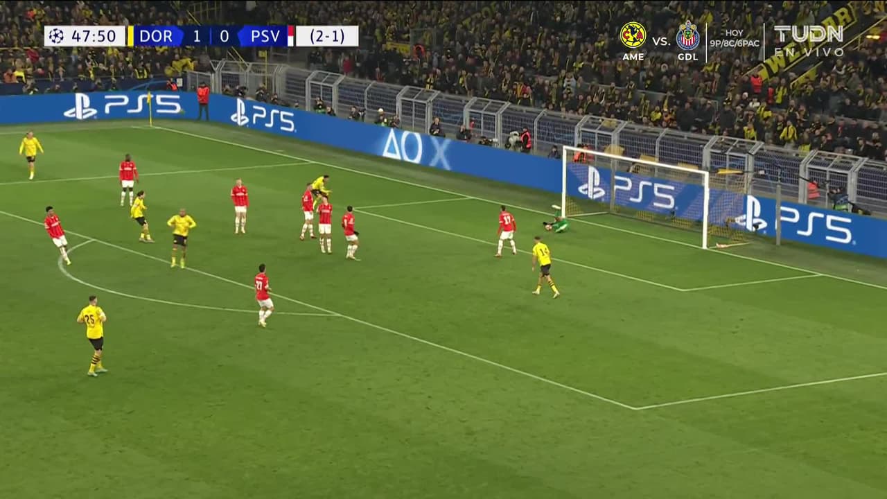 ¡TIRO ATAJADO! disparo por Donyell Malen.