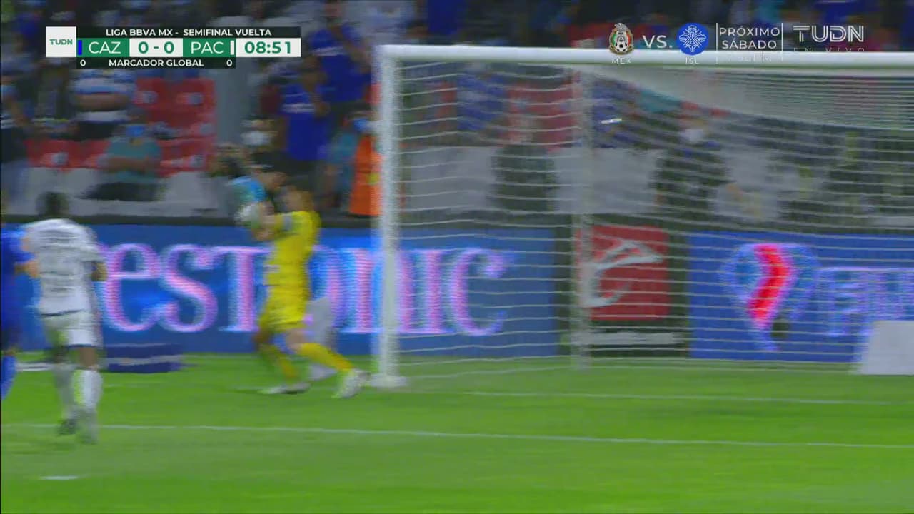 ¡Primer aviso! ‘Cabecita’ le entrega la pelota en las manos a Ustari