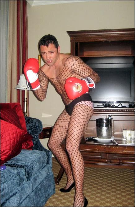 En el 2011 salieron a la luz unas fotos comprometedoras de 
<b>Oscar de la Hoya</b> usando lencería y zapatos de mujer; aunque al principio el exboxeador negó que las imágenes fueran reales, terminó por aceptarlo y dijo que lo había hecho bajo el efecto de la cocaína y el alcohol.