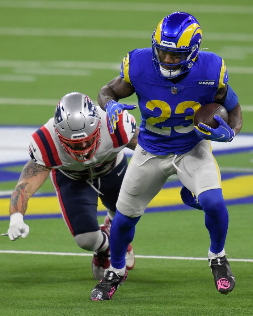 Aaron Donald controla de principio a fin a Cam Newton en la victoria 3-24 sobre los New England Patriots.