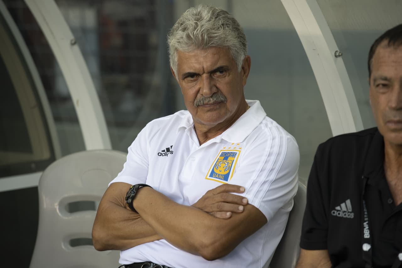 Ricardo Ferretti se encara con aficionados de América en pleno partido
