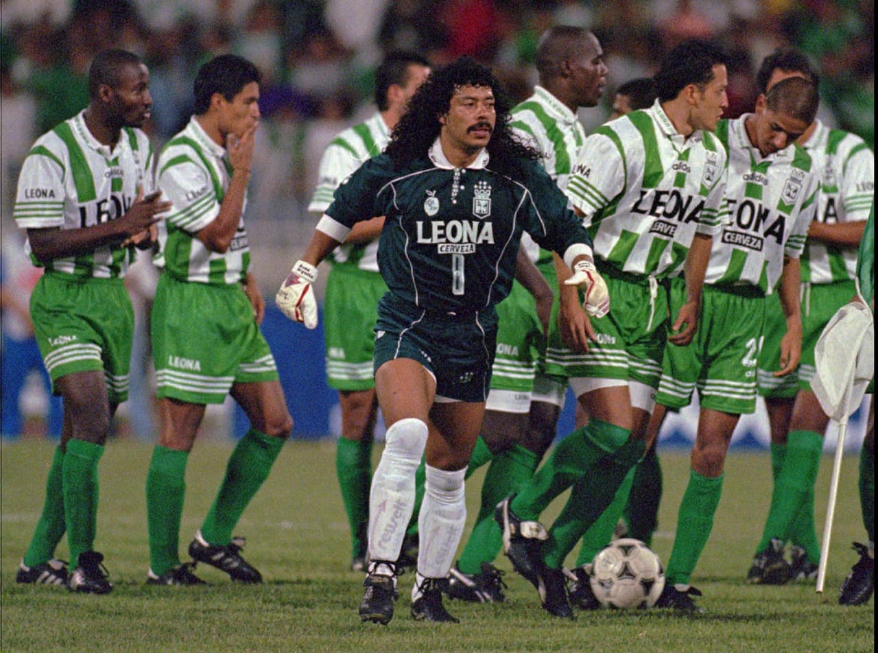 Pero el que peor salió fue René Higuita, quien llegó en 1991 y a los seis meses se regresó a Colombia.