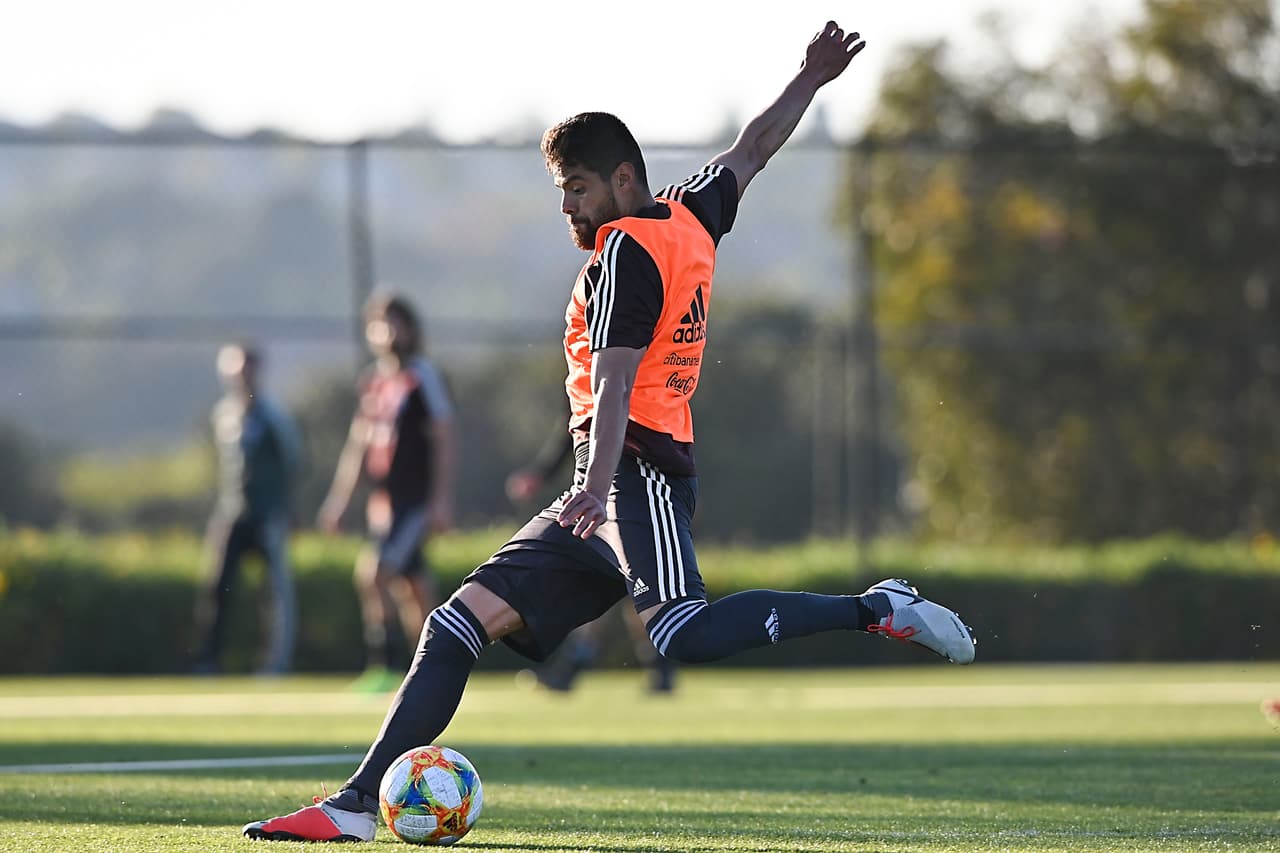 El defensa central del Celta de Vigo Néstor Araújo es otro de los zagueros que gusta probar a puerta ajena con frecuencia. Aquí dándose gusto.