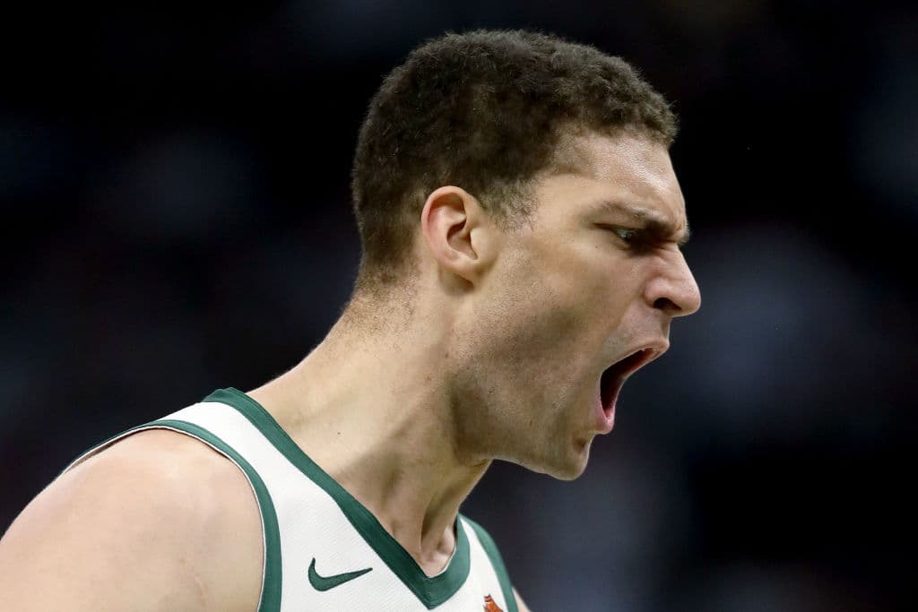 Entre los jugadores que recibieron buen dinero, pero que se quedaron en su mismo equipo, está 
<b>Brook López</b> quien permanecerá jugando con los 
<b>Milwaukee Bucks</b> por cuatro temporadas a razón de 52 millones de dólares.
