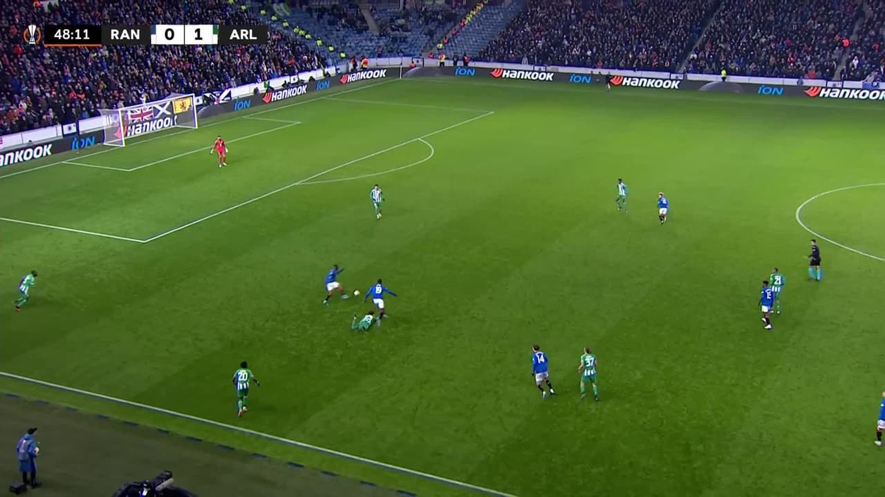 ¡GOL!  anota para Rangers. Ross McCausland