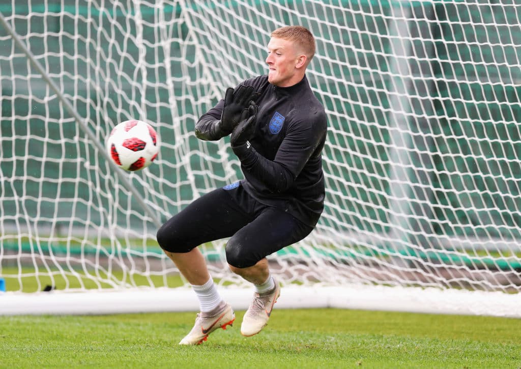 El joven portero del Everton Jordan Pickford, quien se erigió como un héroe en la histórica tanda de penaltis ante Colombia en octavos de final, calibra los tiros en su entrenamiento final.