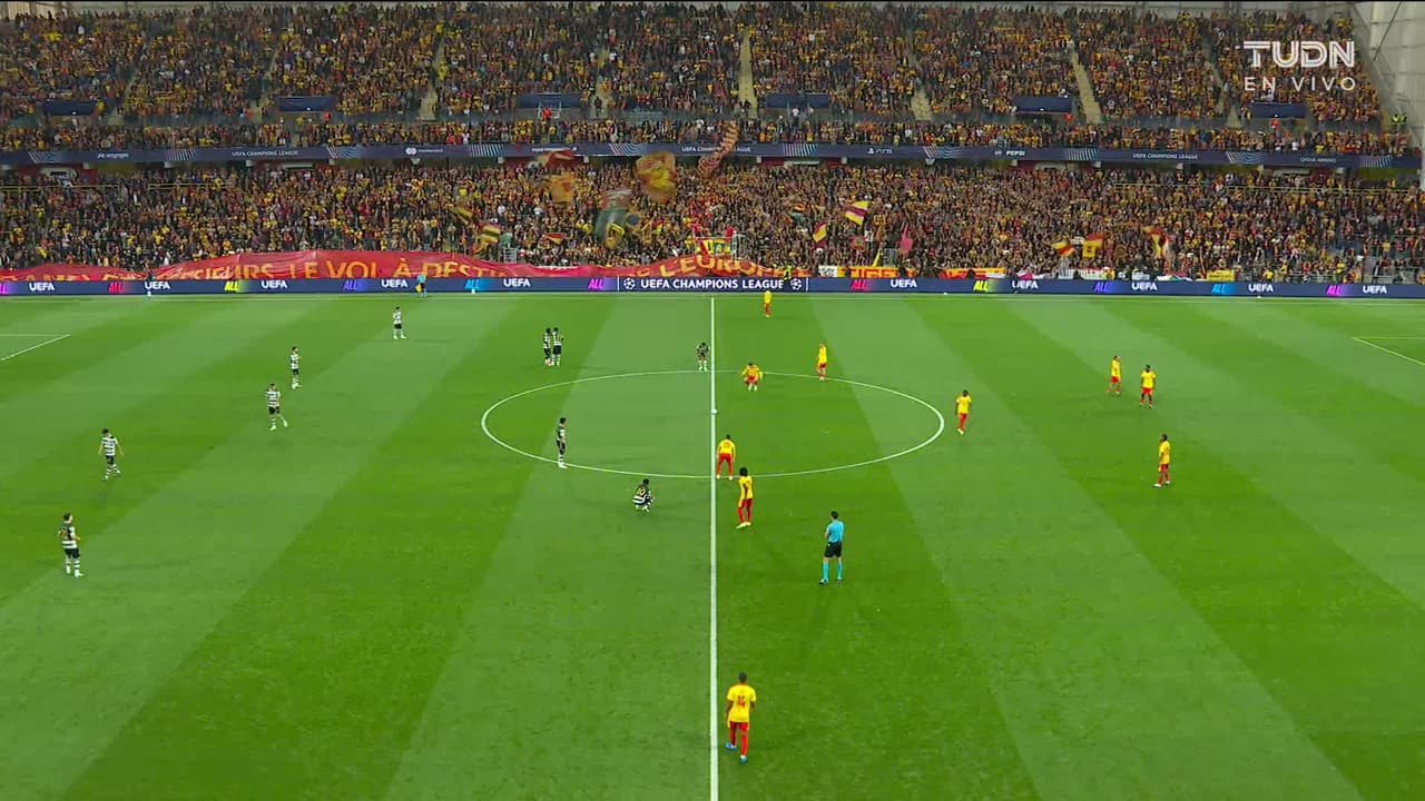 Arranca el partido y la pelota está en juego.