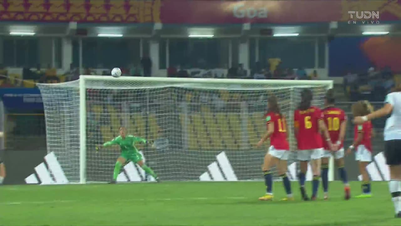 ¡Apenas a un lado! Alber lo intenta de larga distancia, pero desviado