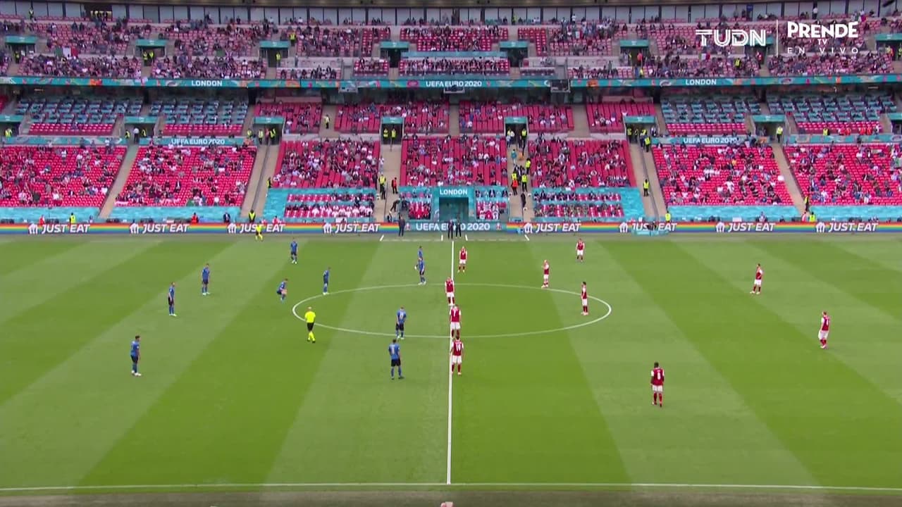 Arranca el partido y la pelota está en juego.