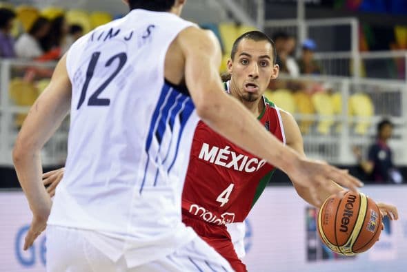 Paul Stoll colaboró dando rotación de balón y anotando puntos en momentos en que Corea intentó acercarse en el marcador.