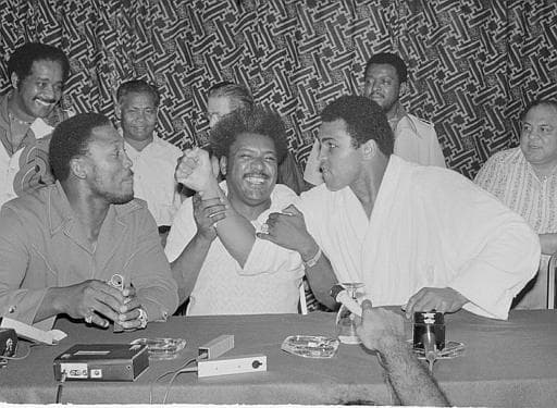 Hace 40 años, 1 de octubre de 1975, se celebró una de las peleas más grandes en la historia del boxeo. Muhammad Ali y Joe Frazier se enfrentaron por tercera vez. El combate lo ganó Ali en el round 14, Eddie Fuch, entrenador de Frazier, no dejó salir a su pupilo para el episodio 15 ante el asombro de Muhammad y todos. Ali dijo al final de la batalla: “Fue lo más cercano que he estado jamás de morir”.