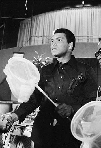 Hace 40 años, 1 de octubre de 1975, se celebró una de las peleas más grandes en la historia del boxeo. Muhammad Ali y Joe Frazier se enfrentaron por tercera vez. El combate lo ganó Ali en el round 14, Eddie Fuch, entrenador de Frazier, no dejó salir a su pupilo para el episodio 15 ante el asombro de Muhammad y todos. Ali dijo al final de la batalla: “Fue lo más cercano que he estado jamás de morir”.