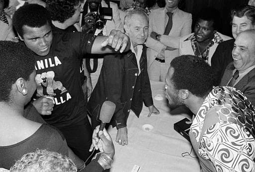 Hace 40 años, 1 de octubre de 1975, se celebró una de las peleas más grandes en la historia del boxeo. Muhammad Ali y Joe Frazier se enfrentaron por tercera vez. El combate lo ganó Ali en el round 14, Eddie Fuch, entrenador de Frazier, no dejó salir a su pupilo para el episodio 15 ante el asombro de Muhammad y todos. Ali dijo al final de la batalla: “Fue lo más cercano que he estado jamás de morir”.