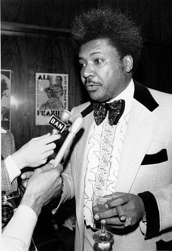 Hace 40 años, 1 de octubre de 1975, se celebró una de las peleas más grandes en la historia del boxeo. Muhammad Ali y Joe Frazier se enfrentaron por tercera vez. El combate lo ganó Ali en el round 14, Eddie Fuch, entrenador de Frazier, no dejó salir a su pupilo para el episodio 15 ante el asombro de Muhammad y todos. Ali dijo al final de la batalla: “Fue lo más cercano que he estado jamás de morir”.