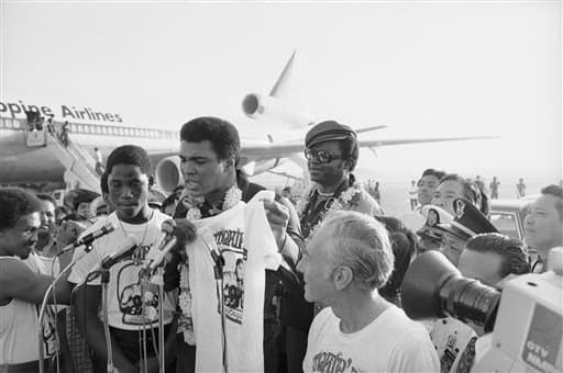 Hace 40 años, 1 de octubre de 1975, se celebró una de las peleas más grandes en la historia del boxeo. Muhammad Ali y Joe Frazier se enfrentaron por tercera vez. El combate lo ganó Ali en el round 14, Eddie Fuch, entrenador de Frazier, no dejó salir a su pupilo para el episodio 15 ante el asombro de Muhammad y todos. Ali dijo al final de la batalla: “Fue lo más cercano que he estado jamás de morir”.