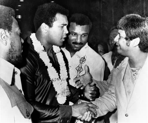 Hace 40 años, 1 de octubre de 1975, se celebró una de las peleas más grandes en la historia del boxeo. Muhammad Ali y Joe Frazier se enfrentaron por tercera vez. El combate lo ganó Ali en el round 14, Eddie Fuch, entrenador de Frazier, no dejó salir a su pupilo para el episodio 15 ante el asombro de Muhammad y todos. Ali dijo al final de la batalla: “Fue lo más cercano que he estado jamás de morir”.