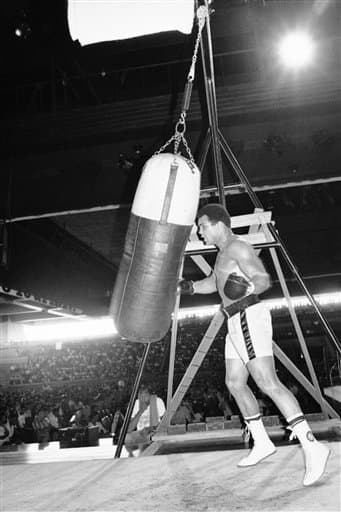 Hace 40 años, 1 de octubre de 1975, se celebró una de las peleas más grandes en la historia del boxeo. Muhammad Ali y Joe Frazier se enfrentaron por tercera vez. El combate lo ganó Ali en el round 14, Eddie Fuch, entrenador de Frazier, no dejó salir a su pupilo para el episodio 15 ante el asombro de Muhammad y todos. Ali dijo al final de la batalla: “Fue lo más cercano que he estado jamás de morir”.