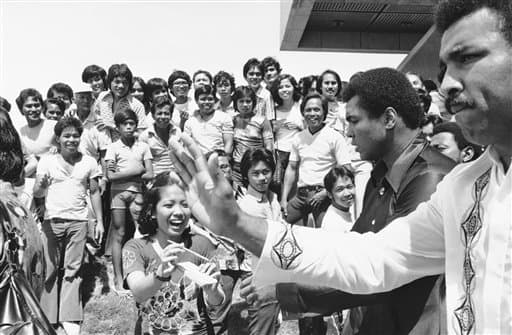 Hace 40 años, 1 de octubre de 1975, se celebró una de las peleas más grandes en la historia del boxeo. Muhammad Ali y Joe Frazier se enfrentaron por tercera vez. El combate lo ganó Ali en el round 14, Eddie Fuch, entrenador de Frazier, no dejó salir a su pupilo para el episodio 15 ante el asombro de Muhammad y todos. Ali dijo al final de la batalla: “Fue lo más cercano que he estado jamás de morir”.