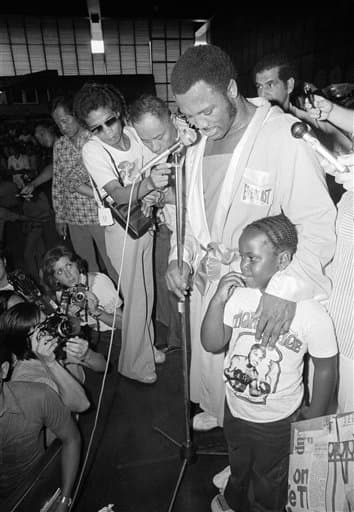 Hace 40 años, 1 de octubre de 1975, se celebró una de las peleas más grandes en la historia del boxeo. Muhammad Ali y Joe Frazier se enfrentaron por tercera vez. El combate lo ganó Ali en el round 14, Eddie Fuch, entrenador de Frazier, no dejó salir a su pupilo para el episodio 15 ante el asombro de Muhammad y todos. Ali dijo al final de la batalla: “Fue lo más cercano que he estado jamás de morir”.