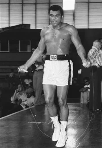 Hace 40 años, 1 de octubre de 1975, se celebró una de las peleas más grandes en la historia del boxeo. Muhammad Ali y Joe Frazier se enfrentaron por tercera vez. El combate lo ganó Ali en el round 14, Eddie Fuch, entrenador de Frazier, no dejó salir a su pupilo para el episodio 15 ante el asombro de Muhammad y todos. Ali dijo al final de la batalla: “Fue lo más cercano que he estado jamás de morir”.