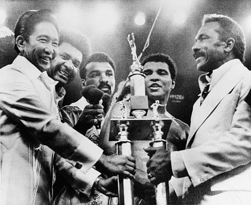 Hace 40 años, 1 de octubre de 1975, se celebró una de las peleas más grandes en la historia del boxeo. Muhammad Ali y Joe Frazier se enfrentaron por tercera vez. El combate lo ganó Ali en el round 14, Eddie Fuch, entrenador de Frazier, no dejó salir a su pupilo para el episodio 15 ante el asombro de Muhammad y todos. Ali dijo al final de la batalla: “Fue lo más cercano que he estado jamás de morir”.