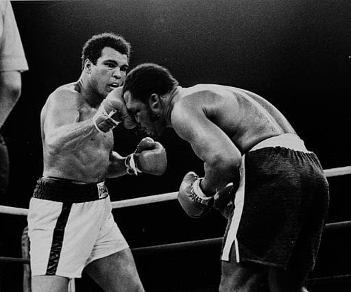 Hace 40 años, 1 de octubre de 1975, se celebró una de las peleas más grandes en la historia del boxeo. Muhammad Ali y Joe Frazier se enfrentaron por tercera vez. El combate lo ganó Ali en el round 14, Eddie Fuch, entrenador de Frazier, no dejó salir a su pupilo para el episodio 15 ante el asombro de Muhammad y todos. Ali dijo al final de la batalla: “Fue lo más cercano que he estado jamás de morir”.