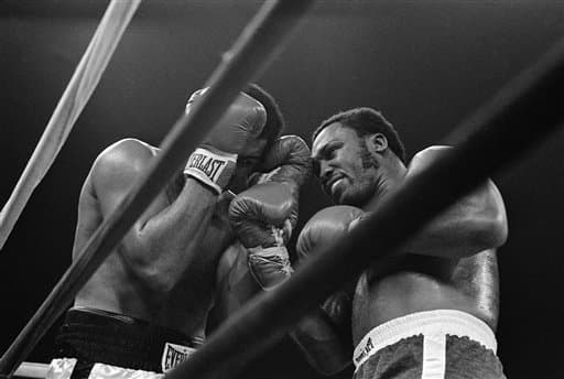Hace 40 años, 1 de octubre de 1975, se celebró una de las peleas más grandes en la historia del boxeo. Muhammad Ali y Joe Frazier se enfrentaron por tercera vez. El combate lo ganó Ali en el round 14, Eddie Fuch, entrenador de Frazier, no dejó salir a su pupilo para el episodio 15 ante el asombro de Muhammad y todos. Ali dijo al final de la batalla: “Fue lo más cercano que he estado jamás de morir”.