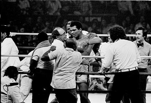 Hace 40 años, 1 de octubre de 1975, se celebró una de las peleas más grandes en la historia del boxeo. Muhammad Ali y Joe Frazier se enfrentaron por tercera vez. El combate lo ganó Ali en el round 14, Eddie Fuch, entrenador de Frazier, no dejó salir a su pupilo para el episodio 15 ante el asombro de Muhammad y todos. Ali dijo al final de la batalla: “Fue lo más cercano que he estado jamás de morir”.