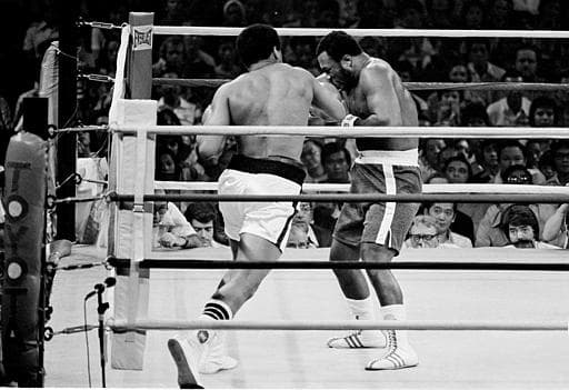 Hace 40 años, 1 de octubre de 1975, se celebró una de las peleas más grandes en la historia del boxeo. Muhammad Ali y Joe Frazier se enfrentaron por tercera vez. El combate lo ganó Ali en el round 14, Eddie Fuch, entrenador de Frazier, no dejó salir a su pupilo para el episodio 15 ante el asombro de Muhammad y todos. Ali dijo al final de la batalla: “Fue lo más cercano que he estado jamás de morir”.