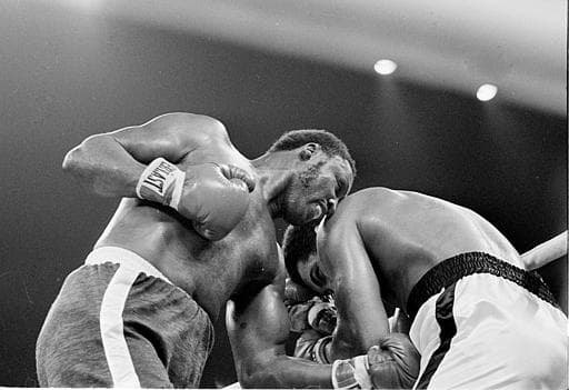 Hace 40 años, 1 de octubre de 1975, se celebró una de las peleas más grandes en la historia del boxeo. Muhammad Ali y Joe Frazier se enfrentaron por tercera vez. El combate lo ganó Ali en el round 14, Eddie Fuch, entrenador de Frazier, no dejó salir a su pupilo para el episodio 15 ante el asombro de Muhammad y todos. Ali dijo al final de la batalla: “Fue lo más cercano que he estado jamás de morir”.